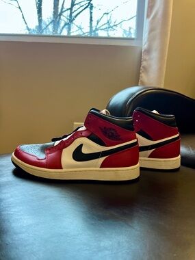 Nike Air Jordan 1 Mid "Chicago Black Toe Size 9